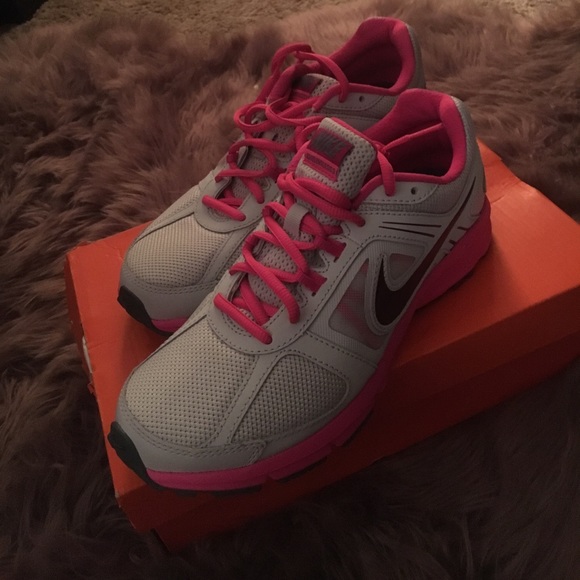 Woman’s Nike running shoes - Picture 3 of 5